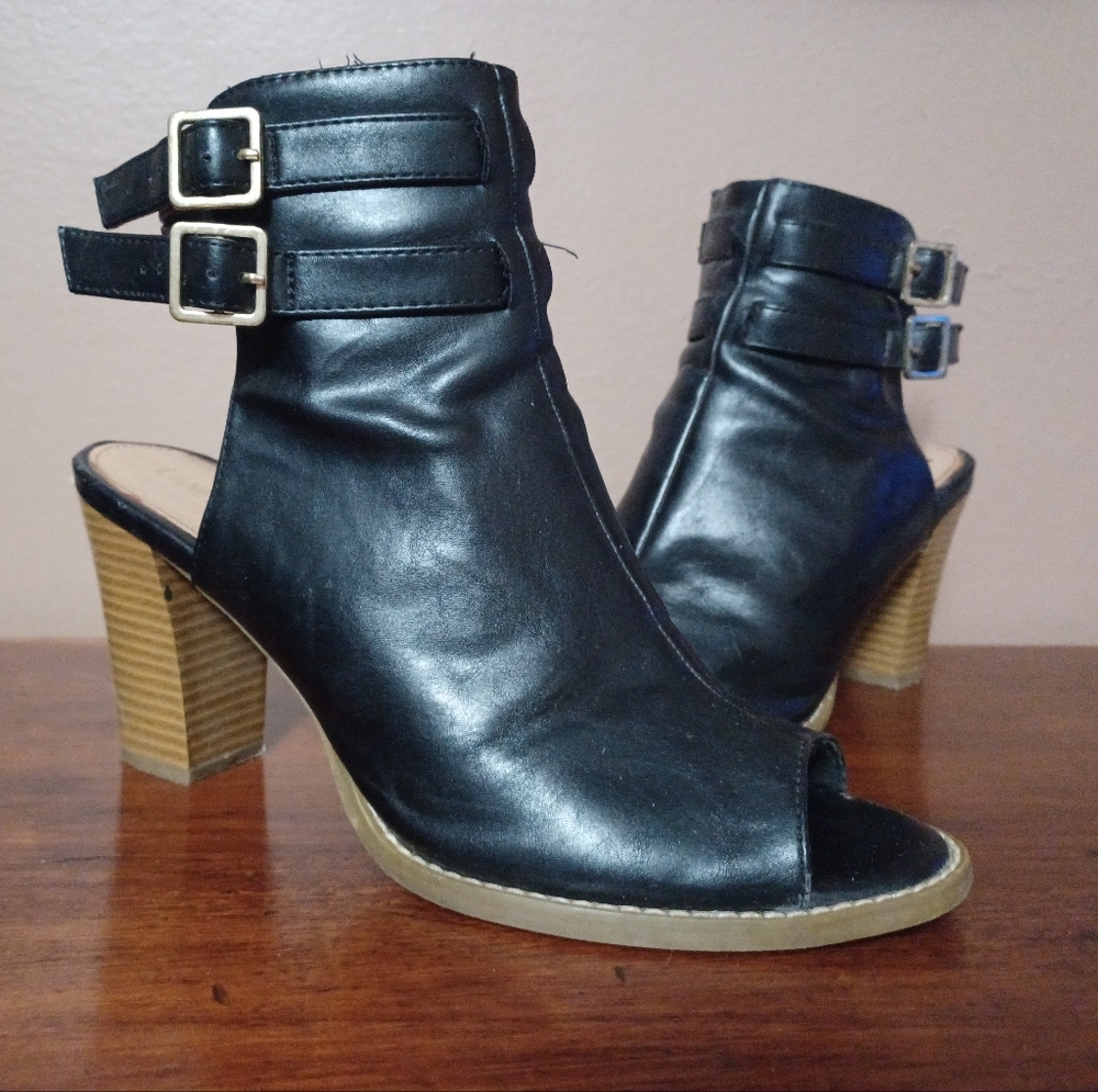 Black Peep-Toe Ankle Boots 10 Wide